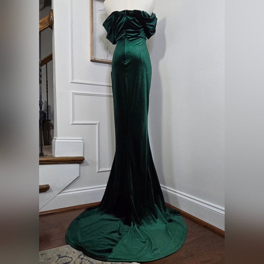 Luxurious Strapless Dark Green Velvet Gown - Picture 9 of 11